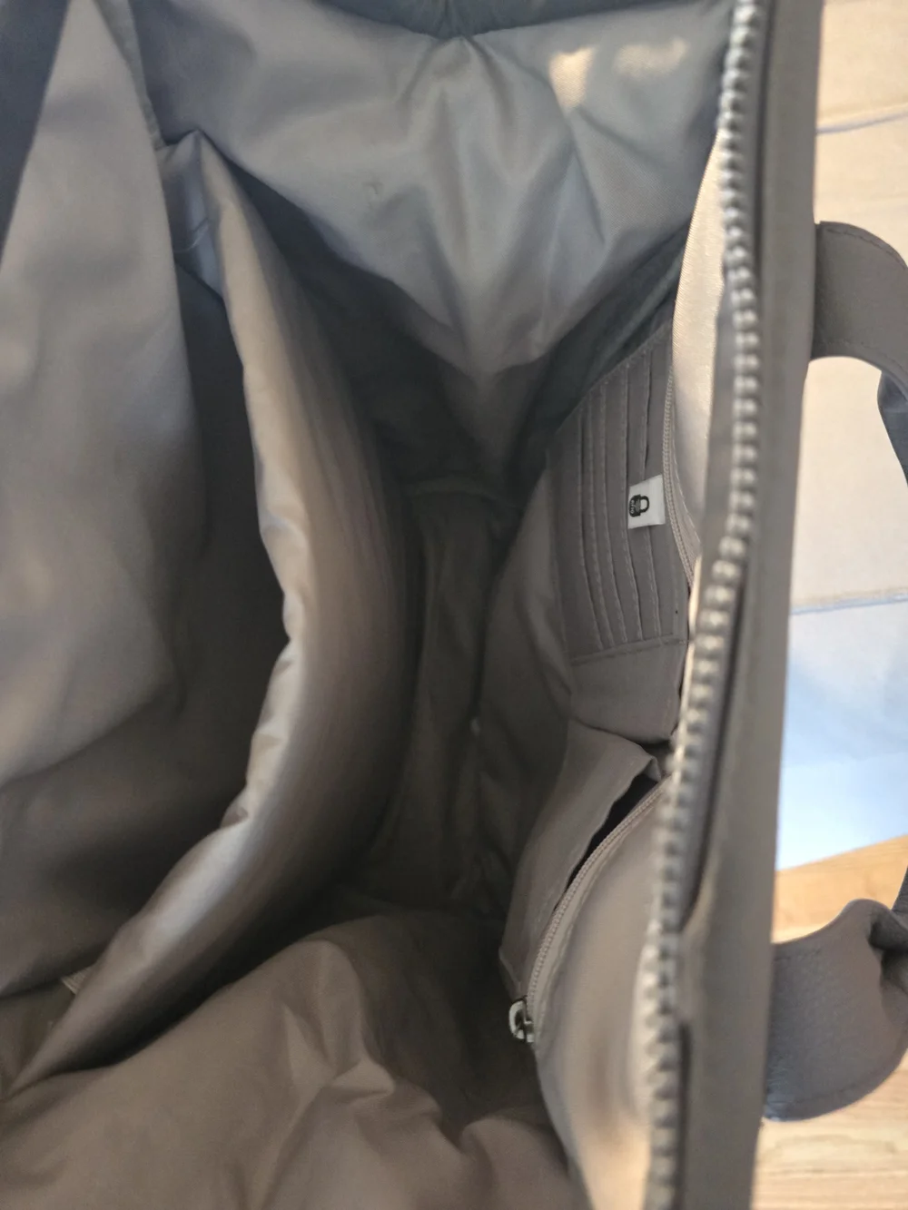Baggallini Expandable Travel Backpack / Tote Bag – Gray Description: Lightly use